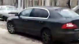 Черный автомобиль стоит на улице в Караганде