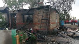Сгоревший при пожаре дом в Костанайской области