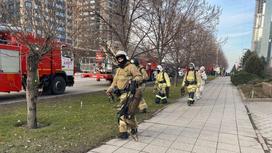 Пожарные возле "Нурлы Тау" в Алматы
