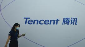 Девушка в маске на фоне логотипа Tencent