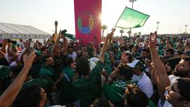 Болельщики празднуют победу команды Саудовской Аравии на стадионе Лусаил в Катаре