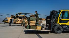 Разгрузка вертолета в Афганистане