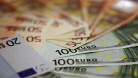 Купюры евро разного номинала лежат веером