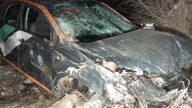 Попавший в аварию в Алматы автомобиль каршеринга