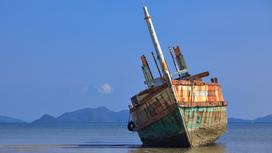 Ржавый корабль на мели в Аральском море