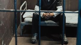 Заключенный сидит в камере