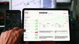 планшет с акциями на бирже NASDAQ