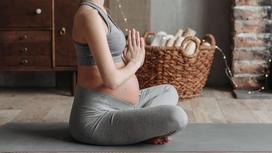 Беременная женщина медитирует