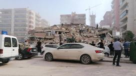 Здание разрушилось в результате землетрясения в Измире