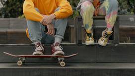 Подростки сидят на улице