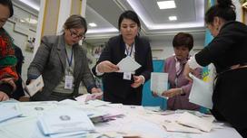 Члены избирательной комиссии подсчитывают голоса