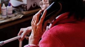 Пенсионерка разговаривает по телефону