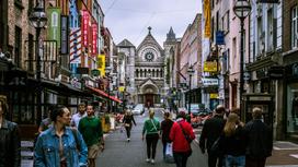 Люди идут по улице Дублина