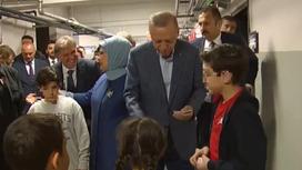 Эрдоган раздает деньги детям
