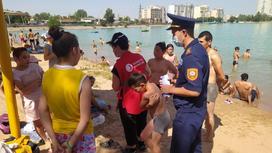 Полицейские раздают отдыхающим на Сайране памятки о безопасности
