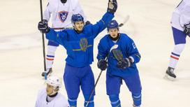 Казахстанские хоккеисты Егор Смольянинов и Всеволод Логвин (слева направо)