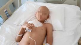 Мальчик лежит на кровати в больнице
