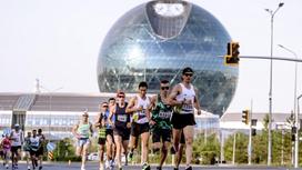 Спортсмены бегут марафон