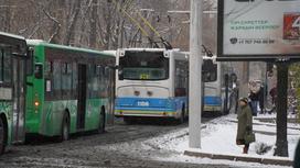 Автобусы на остановке