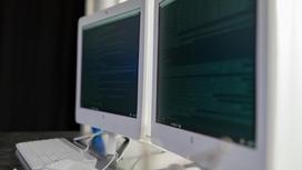 Два компьютера Mac стоят рядом на столе