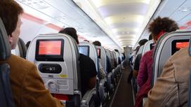 пассажиры сидят в самолете
