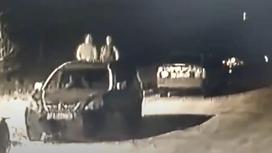 Двое мужчин идут возле машин в Нур-Султане
