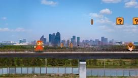 Персонажи игры Super Mario Bros. на фоне панорамы столицы Казахстана