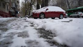 Машина на дороге в снегу