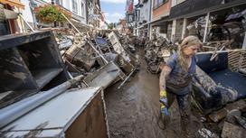 Женщина у обломков после наводнения в Германии