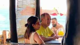 Мужчина с женщиной сидят в кафе