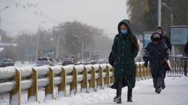 Казахстанцы на улице в снегопад