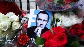 Портрет Алексея Навального в окружении цветов