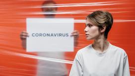 Женщина и мужчина с надписью Coronavirus