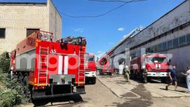 Пожарные машины рядом с заводом в Уральске