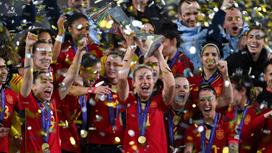 Женская сборная Испании по футболу с трофеем Лиги наций