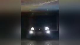 Автомобиль в подземном переходе в Актобе