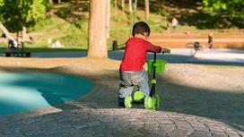 Ребенок катается на самокате в парке