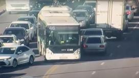 Автобус выезжает на встречную полосу в Нур-Султане