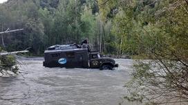 Автомобиль застрял в реке