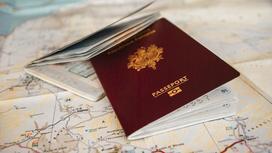Паспорт лежит на карте