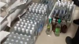 Бутылки в упаковках стоят на полу