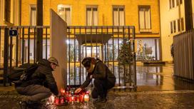 Стихийный мемориал в память о жертвах стрельбы в Праге