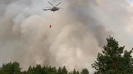 Вертолет тушит пожар в Костанайской области