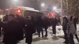 Толпа образовалась возле станции метро "Райымбек"