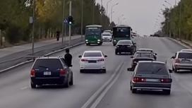 Алматинцы устроили "гонки" на дороге
