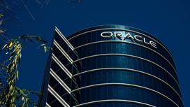 Здание с логотипом Oracle