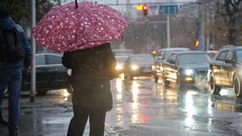 Человек с зонтом на улице
