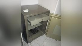 Открытый сейф стоит на полу в квартире в Усть-Каменогорске