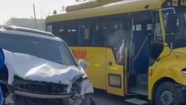 Желтый автобус и автомобиль столкнулись на дороге