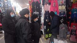 Полицейские проводят профилактическое мероприятие на рынке в Алматы